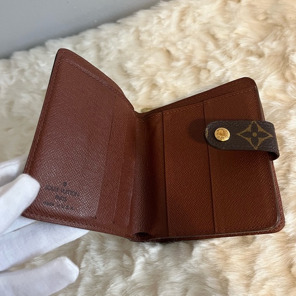 Louis Vuitton - Picture 5 of 8